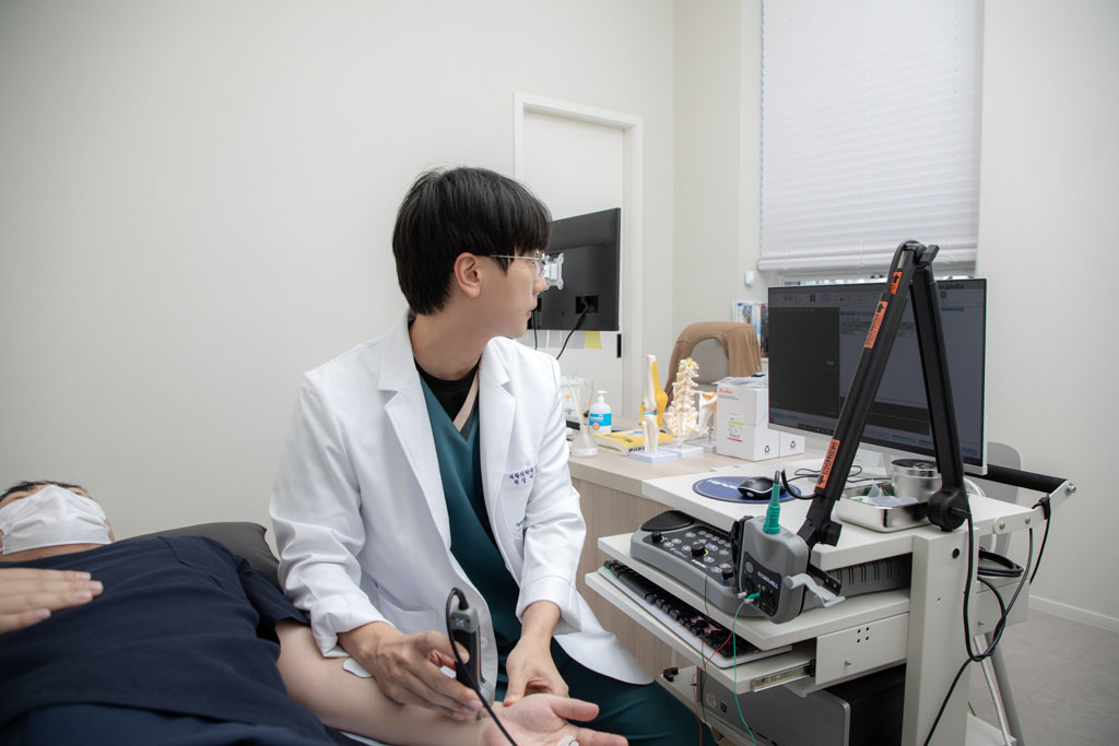 아주편한재활의학과의원 아주편한재활의학과 사진 업체 - 레브 인물 — 수원정자동 수원정자동재활의학과 테니스엘보 관련 진료